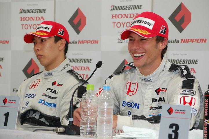 決勝記者会見: 優勝のロイック・デュバル（ナカジマ）と2位の小暮卓史（ナカジマ）