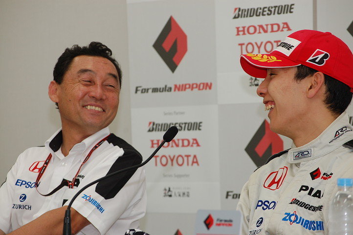 決勝記者会見: 2位の小暮卓史（ナカジマ）と優勝監督の中嶋悟氏