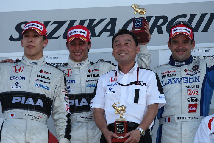 表彰式で上位3名のドライバーたちと優勝監督の中嶋悟氏