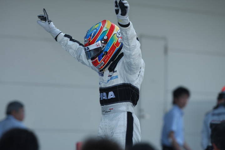 優勝して歓喜のロイック・デュバル（ナカジマ）