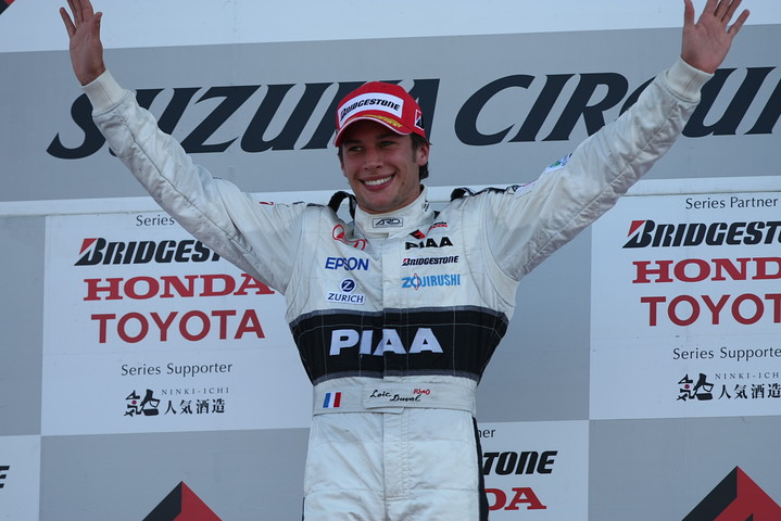 表彰台でバンザイは優勝のロイック・デュバル（ナカジマ）