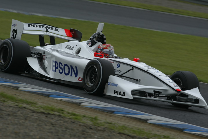 ポールポジションは、ただ1人33秒台に入れる韋駄天ぶりを発揮した小暮卓史（ナカジマ）