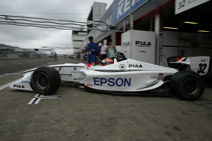 ノックアウト予選に出撃する小暮卓史（ナカジマ）