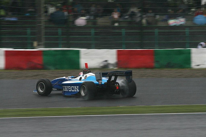 7周目の1コーナーでスピンする松田次生（インパル）