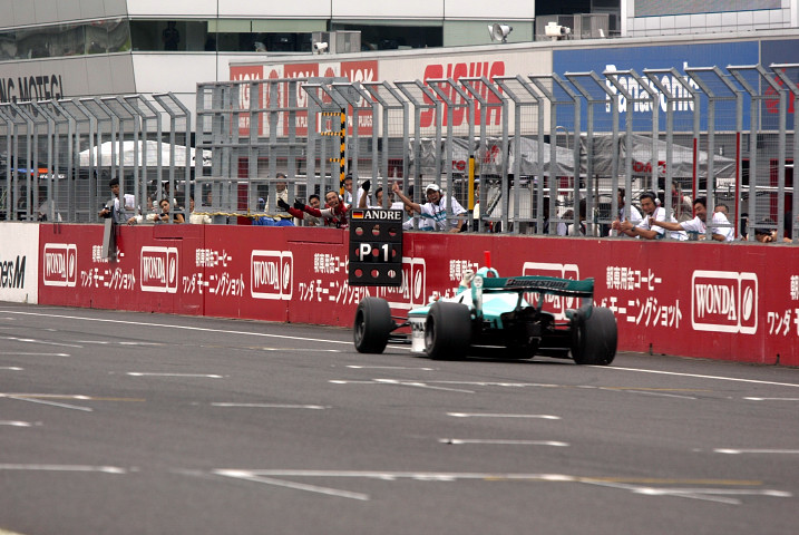 トップでゴールするアンドレ・ロッテラー（トムス）