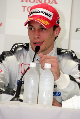 決勝記者会見: 2位のロイック・デュバル（ナカジマ）