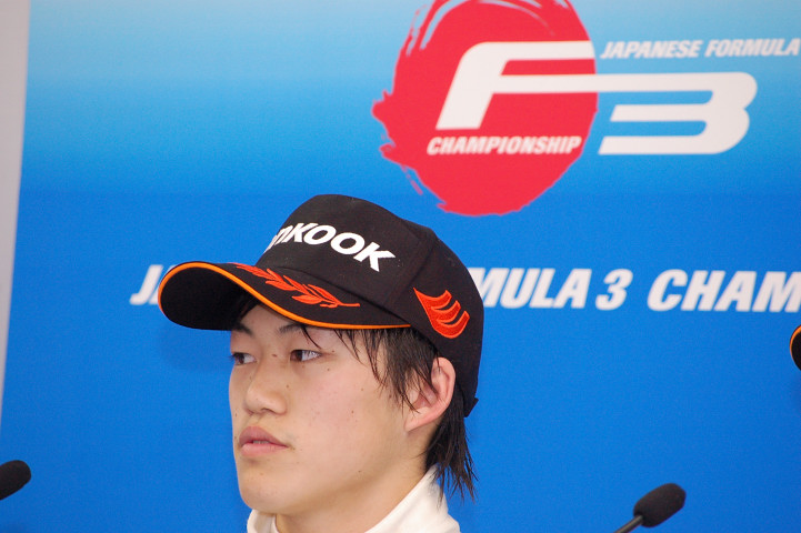 決勝記者会見: Cクラス優勝の国本雄資（トムス）