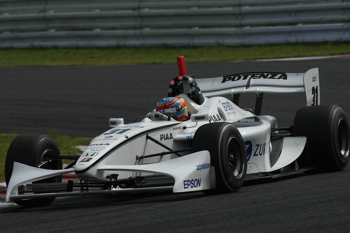 予選を不本意な成績（10位）で終えたロイック・デュバル（ナカジマ）は日曜朝のフリー走行を4位で終えた