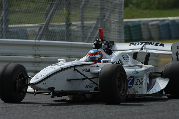 チャンピオンへのプレッシャーか？　アタック中にクラッシュしたロイック・デュバル（ナカジマ）