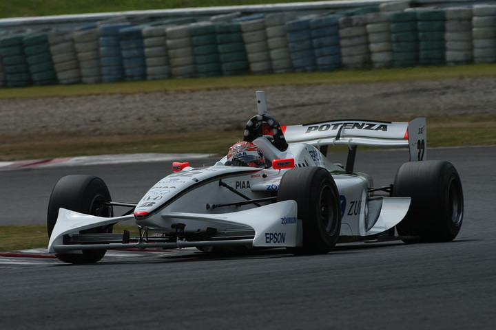 ポールポジションはコースレコードを更新した小暮卓史（ナカジマ）