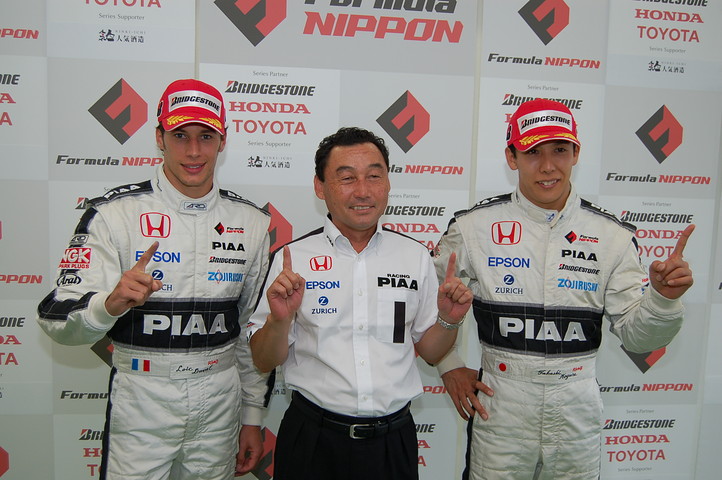 チャンピヨン記者会見: ドライバーズチャンピヨンのロイック・デュバルとチームチャンピオン監督の中嶋悟