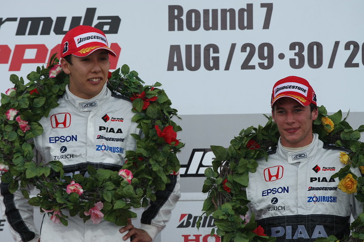 優勝の小暮卓史（ナカジマ）とドライバーズチャンピオンを決めたロイック・デュバル（同）