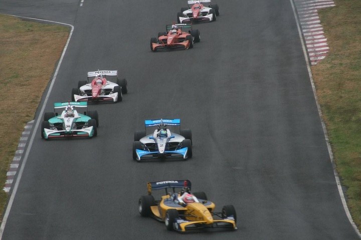 スリックでただ1人走り続けたブノワ・トレルイエ（インパル）は、レーシングスクールを開校