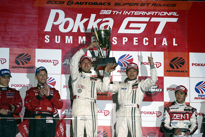 暫定表彰式: GT500クラスのトップ3