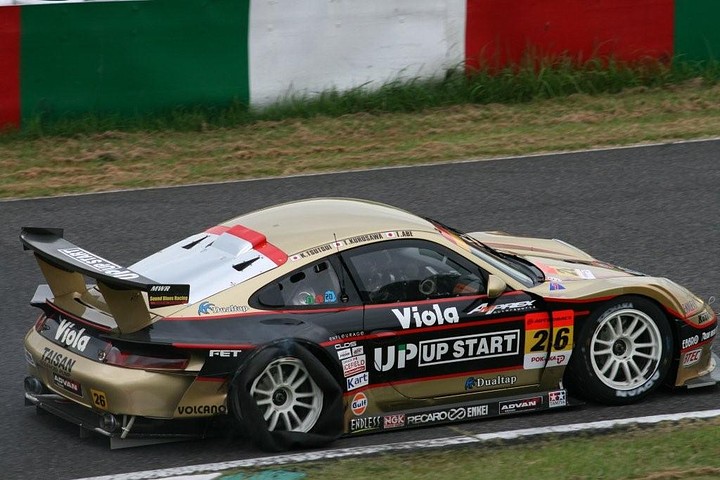 再三のタイヤトラブルで後退を余儀なくされたUP STARTタイサンポルシェ（黒澤治樹／阿部翼／筒井克彦組）