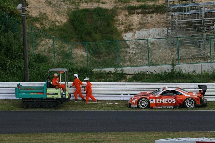 優勝候補の一角、2位を走っていたENEOS SC430（伊藤大輔／ビヨン・ビルドハイム）がストップして戦線離脱