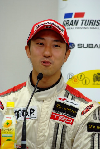 決勝記者会見: 優勝したKRAFT SC430の石浦宏明