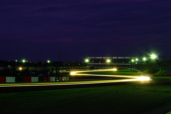 夜の帳が降り、ゴールを目指すライトが糸を引く