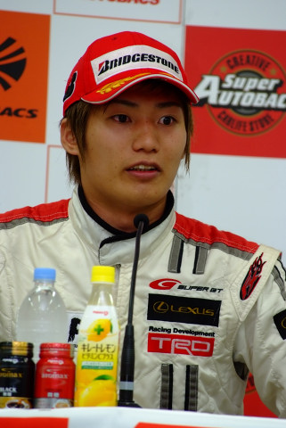 決勝記者会見: 優勝したKRAFT SC430の大嶋和也