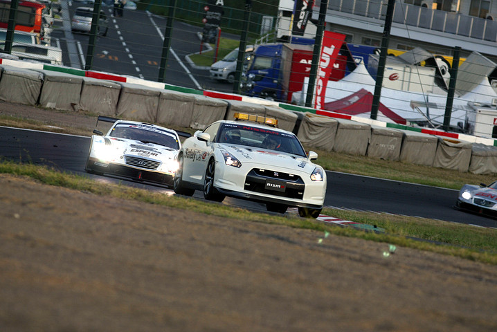 炎上したARTA NSX（ラルフ・ファーマン／伊沢拓也組）を排除するためセーフティーカーが86周目に導入された