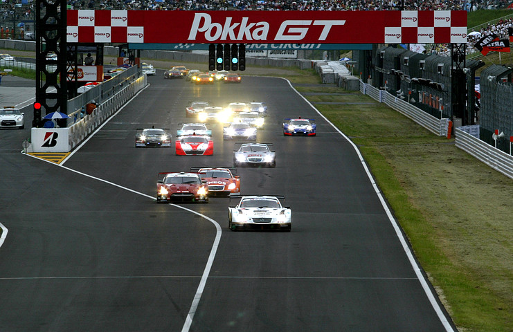 700km、121周のレースがスタートした