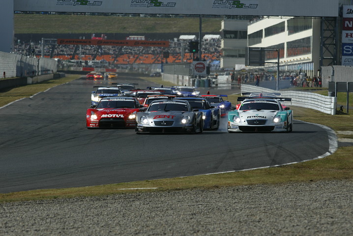 GT500クラスのスタートシーン