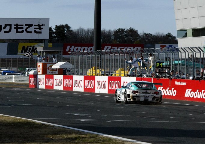 PETRONAS SYNTIUM BMW Z4M COUPE 1号車がトップでゴールを駆け抜ける