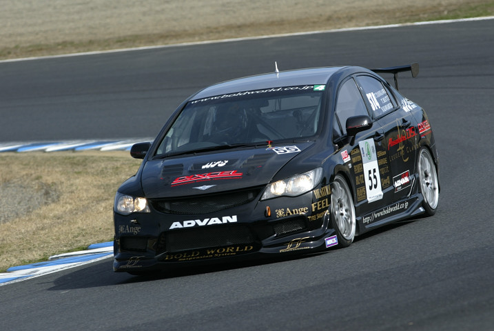 ST4クラスのポールはBOLD WORLD Absolute DIXCEL CIVIC（谷川／松井／河村組)