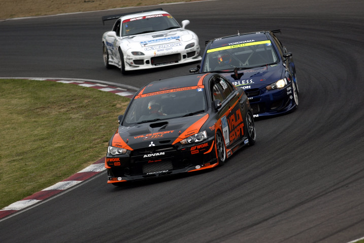 ST2クラス優勝は、TSRPランサーEVOX（佐々木孝太／菊地靖／西村元気組）