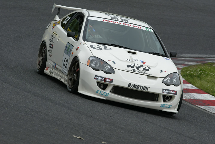 ST4クラスポールポジションは、HONDA CARS東京μSSR DC5（塩谷烈州／デパマン石渡／古橋孝之組）