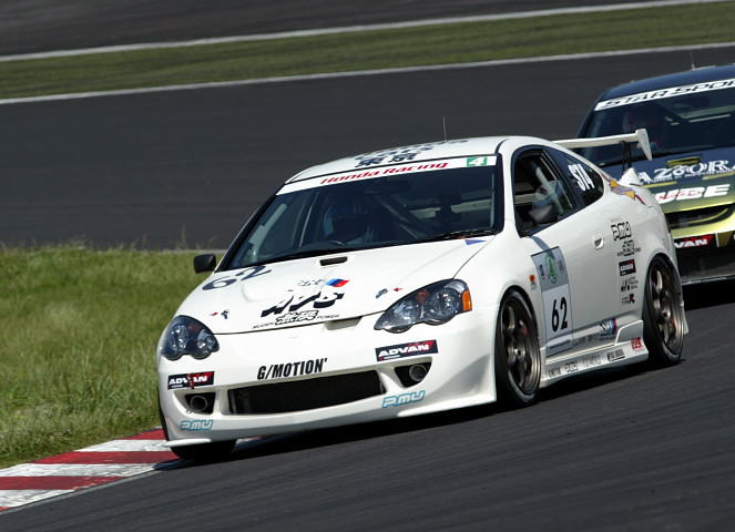 ST4クラス優勝は、HONDA CARS東京μSSR DC5（塩谷烈州／デパマン石渡／古橋孝之組）
