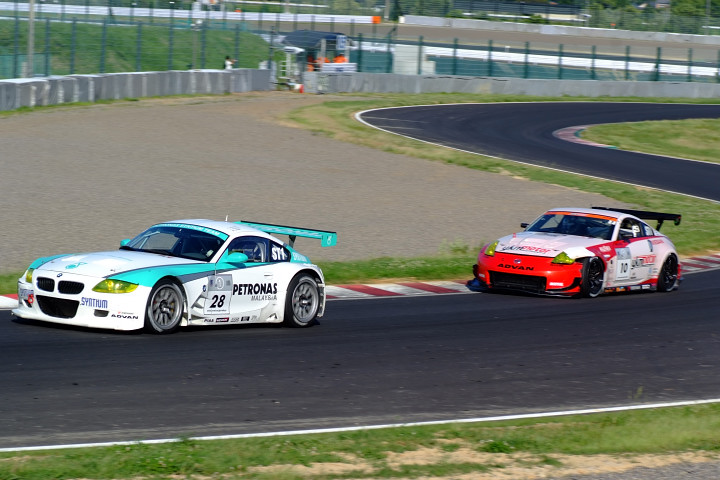 レース終盤を盛り上げたST1クラスのBMW Z4M COUPE(#28)とY.K.M. ADVAN Z(#10)の2位争い