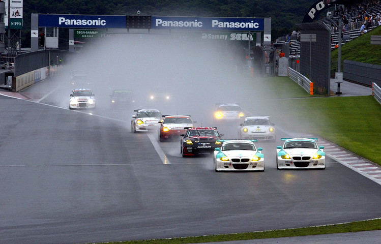 スーパーTEC4時間レースがローリングスタートで始まった