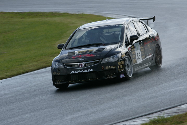 ST4クラスポールポジションは、BOLD WORLD Absolute DIXCEL CIVIC（谷川達也／松井孝允／河村直樹組）