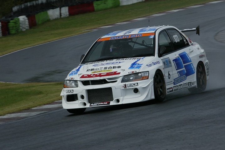 ST2クラスポールポジションは、新菱オート☆DIXCEL☆EVO IX（冨桝朋広／関豊組）