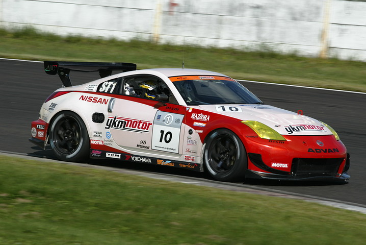 ST1クラス優勝のY.K.M. ADVAN Z（横溝直輝／佐藤公哉／田中哲也組）