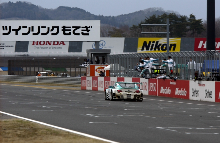 48秒の大差をつけてチェッカーを受ける#1BMW Z4M