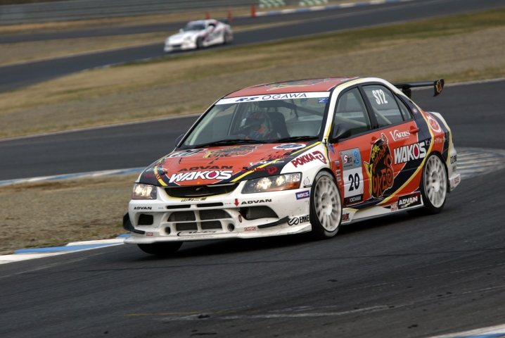 早めのピットストップが奏功して初戦を制したRSオガワランサー