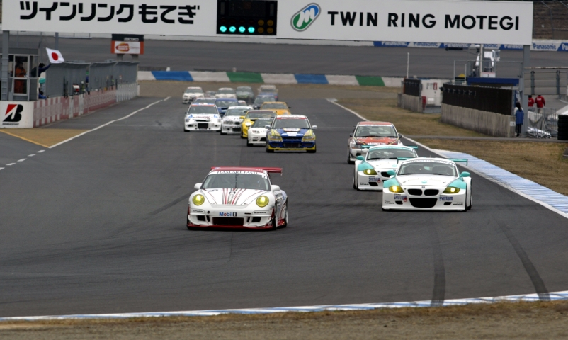 開幕戦のスタート。ホールショットを奪った#8ポルシェだったが...