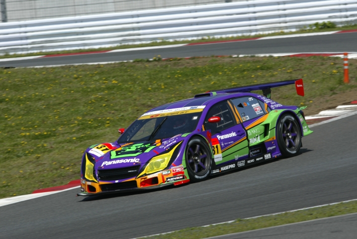 今回注目度ナンバーワンのエヴァ初号機カラーの31号車。公式練習はやや苦戦か