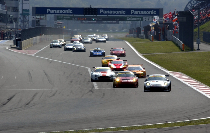 GT300のスタート風景。ここから息をもつかせぬドッグファイトの連続が延々と繰り広げられた