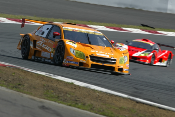 チェッカーの瞬間まで熾烈なドッグファイトを繰り広げた74号車と43号車