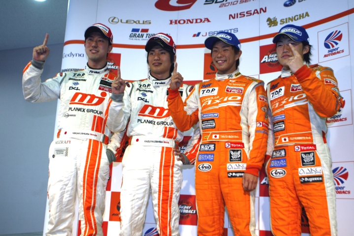 優勝記者会見に出席した4人のドライバー