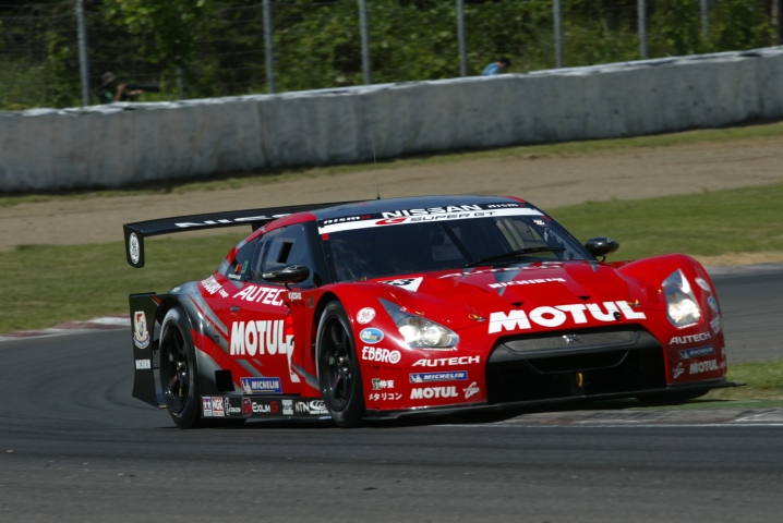 猛暑のフリー走行はミシュランタイヤを履くモチュールGT-Rがトップタイム