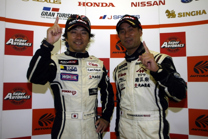 GT300クラスを制した加藤寛規と濱口弘