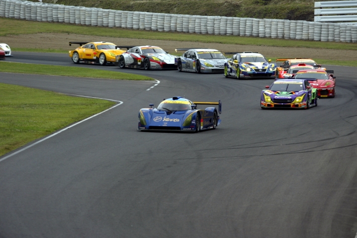 GT300のスタート風景。一気に逃げを打つ#2紫電。熾烈なバトルを繰り返す後方集団。これが第5戦の全てだった