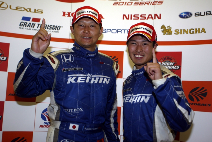 GT500クラス優勝の金石年弘と塚越広大