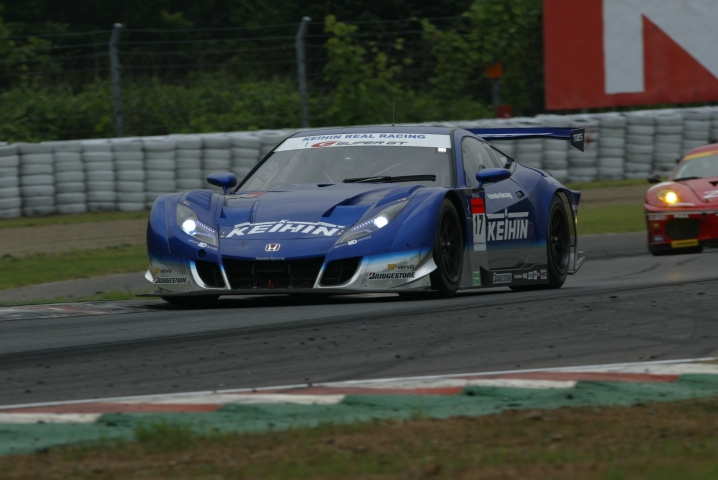 まさかの#23モチュールGT-R後退により、一気に優勝争いに加わった#17ケーヒンHSV