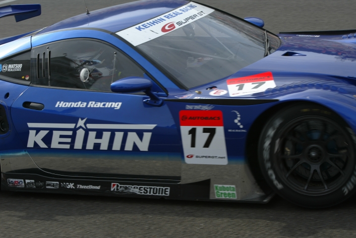 終盤脅威の追い上げでトップ2台に迫った#17ケーヒンHSVの塚越。ドラマは最終ラップに待っていた