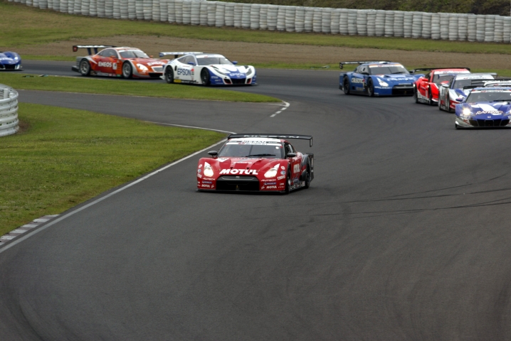 ポールから快調にトップを快走していた#23モチュールGT-Rだったが....